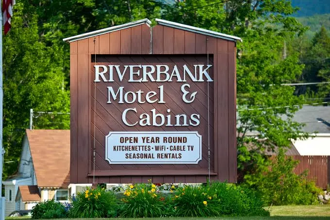 Riverbank Motel and Cabins sign